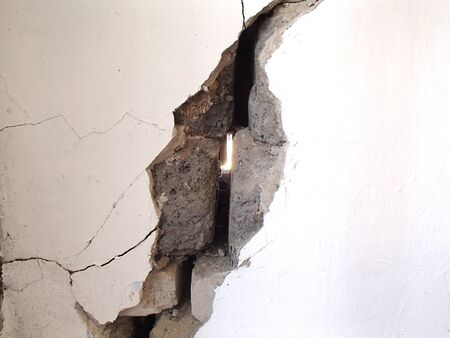 Big crack in the white house wall