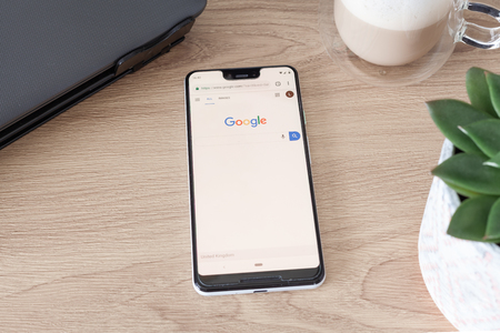 Google Pixel 3 XL showing Google Chrome browser on deskのeditorial素材