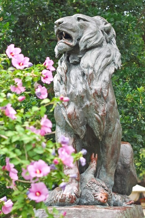 Statue of hunted lion in the city parkの写真素材