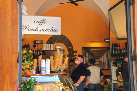 FLORENCE, ITALY - MAY 08, 2014: Visitors to the cafe gelato in Florence. Italy のeditorial素材