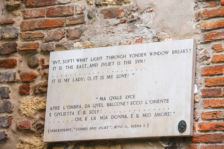 VERONA, ITALY - MAY 7, 2014: Memorial plaque on wall of the house Juliet in Verona, Italyのeditorial素材