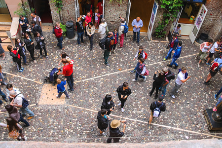 VERONA, ITALY - MAY 7, 2014: Tourists in the courtyard of Juliet's house. Verona, Italyのeditorial素材