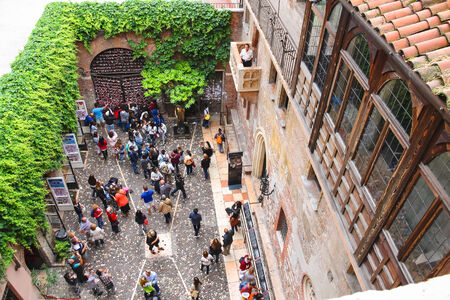 VERONA, ITALY - MAY 7, 2014: Tourists in the courtyard of Juliet's house. Verona, Italyのeditorial素材