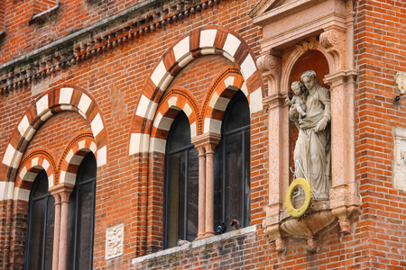 Statue on the facade House of Merchants ( Domus Mercatorum or Casa dei Mercanti ) in Piazza delle Erbe, Verona , Italyのeditorial素材