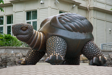 JURMALA, LATVIA - oktober 2014: a bronze sculpture of a turtle on the beach Latviaのeditorial素材