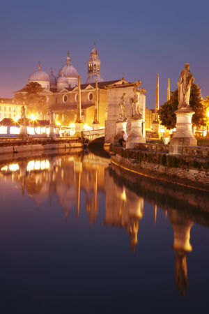 Prato della Valle at dusk, Padova, Veneto, Italyの写真素材