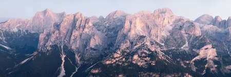 Panoramic view of Dolomites mountains ridge, Val di Fassa, Italian Dolomites
の写真素材