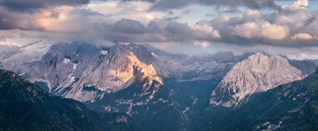 Panoramic view of mountain sunset, Val di Fassa, Italian Dolomites
の写真素材