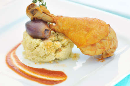 close-up of a drumstick meal with rice and onion on dishの写真素材