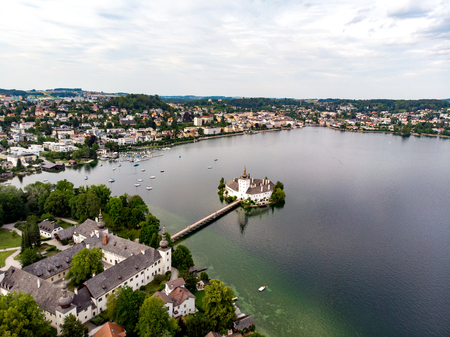 Castle Ort in Gmunden on Traunsee (lake Traun) with boats, Sailboats in  Salzkammergut nearby Salzburg, Traunkirchen Austria.のeditorial素材
