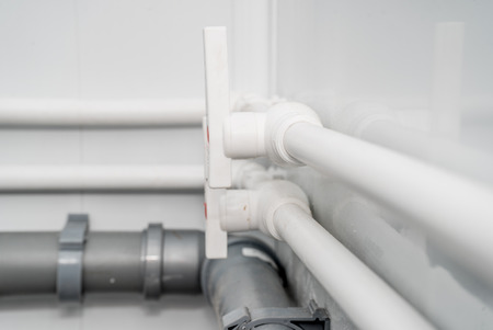 The photo of the established plastic pipes for water supply in the puplichny bathroom