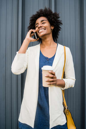 Business woman talking on the phone outdoors.の写真素材