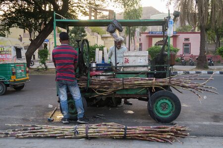 Jaipur, India - 16 march 2017: Production of sugar cane juiceのeditorial素材