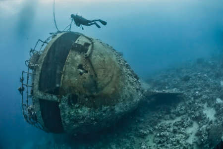Diver exploring the outside of the wreck Cedar Prideの写真素材