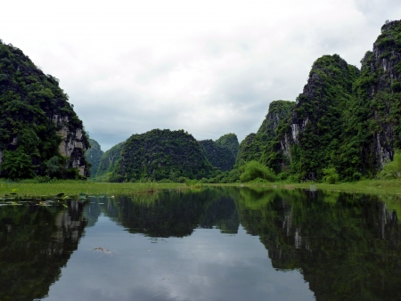 Tam Coc river in Ninh Binh, Vietnamの写真素材