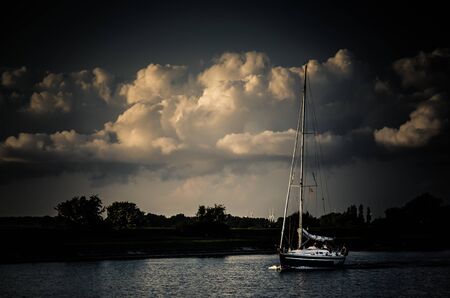 zeilboot met wolkenluchtの写真素材