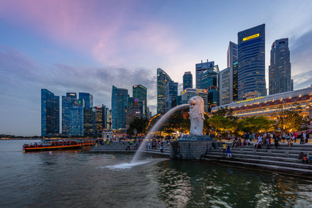 Singapore skyline and the Merlion at sunsetのeditorial素材