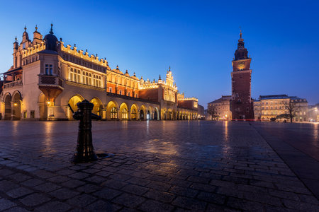 Early morning at the famous main square of the Old Town of Krakowのeditorial素材