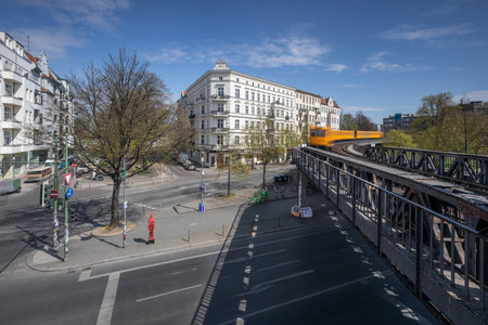 A Berlin Underground train approaching the station Schlesishes Torのeditorial素材