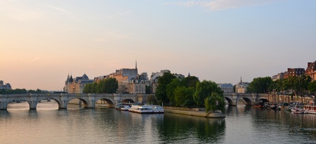 First light morning panorama of the Ile de la Cite, the Seine River, Paris France の写真素材