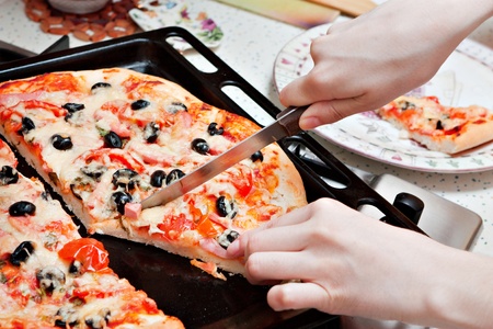 The pizza with tomato, olive and cheese 