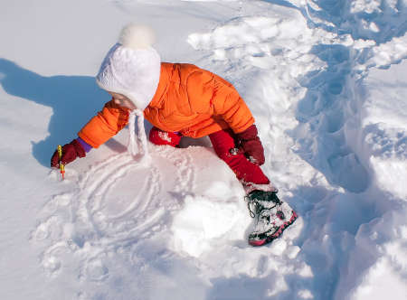 Little girl playing on fresh snowの写真素材