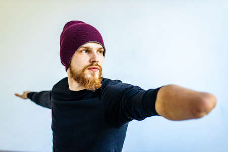 amputees handisport young man doing yoga exercises indoors at homeの写真素材