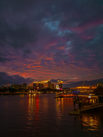 Sunset view of the River Thames in London, England, UKの写真素材