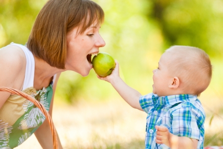 Mom and son have a picnicの写真素材