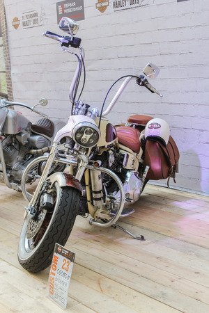 White bike with leather wardrobe trunks. The annual International Festival of Motor Harley Davidson in St. Petersburg Ostrovsky Square.のeditorial素材