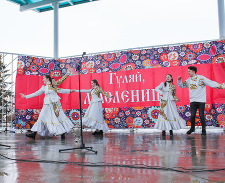 The traditional Russian dances. People in the city at the traditional national holiday of Maslenitsa.のeditorial素材