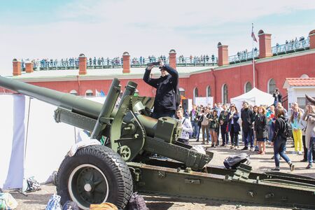 People waiting for a traditional midday gun shot. Famous sightseeing places Petersburg for tourists.のeditorial素材