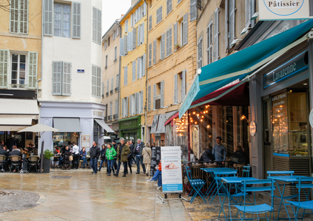 The food market on the square in Aix-en-Provence.のeditorial素材