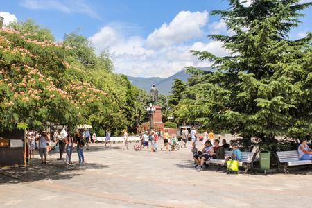 People walk along the embankment of Yalta.のeditorial素材