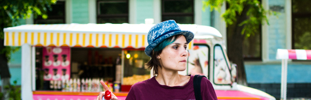 Young woman in a tourist town. Portraitの写真素材