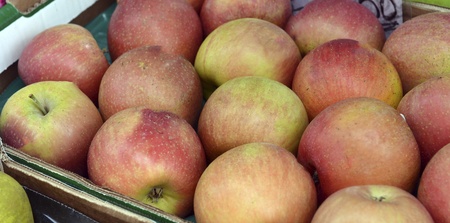 Red and green apple fruits in a supermarket