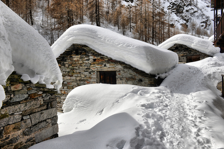 Roof of a chalet cowred with snow. Alpine houses under the snowのeditorial素材