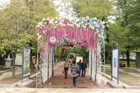 The beautiful arch of flowers on Tverskoy Boulevard in the "Moscow Spring" festivalのeditorial素材