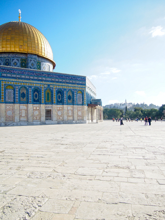 The historic landmark of the gold-domed mosque built on the disputed Temple Mount in Jerusalem, Israel.のeditorial素材