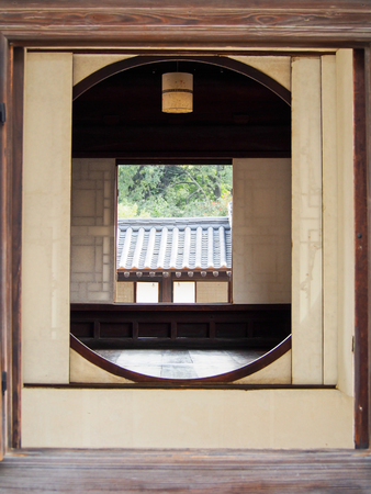 A traditional round window at a palace in Seoul, South Korea.のeditorial素材
