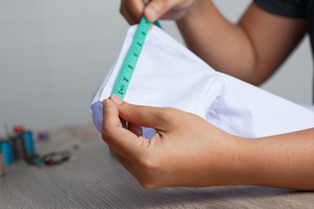 Close up a women are measuring the size of the sleeve. Select focus shallow depth of field and blurred background.の写真素材
