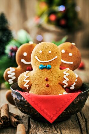 Christmas food. Gingerbread man cookies in Christmas setting. Xmas dessertの写真素材