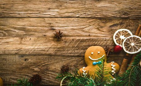 Christmas food. Gingerbread Man cookies in Christmas setting. Xmas dessert. Christmas Tableの写真素材