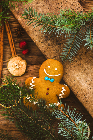 Christmas food. Gingerbread Man cookies in Christmas setting. Xmas dessert. Christmas Tableの写真素材