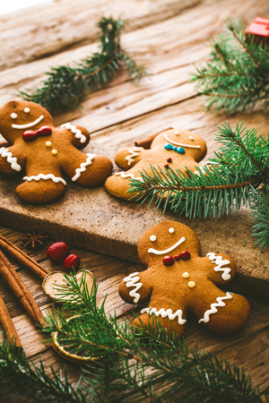 Christmas food. Gingerbread Man cookies in Christmas setting. Xmas dessert. Christmas Tableの写真素材