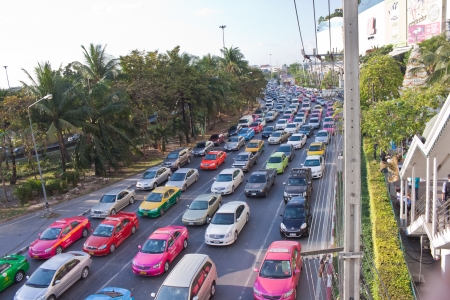 BANGKOK - DEC 23: Daily traffic jam in the afternoon on dec 23, 2012 in Bangkok, Thailand. Traffic jams remains constant problem in Bangkok despite rapid development of public transportation system.のeditorial素材