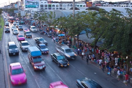 BANGKOK - DEC 23: Daily traffic jam in the afternoon on dec 23, 2012 in Bangkok, Thailand. Traffic jams remains constant problem in Bangkok despite rapid development of public transportation system.のeditorial素材
