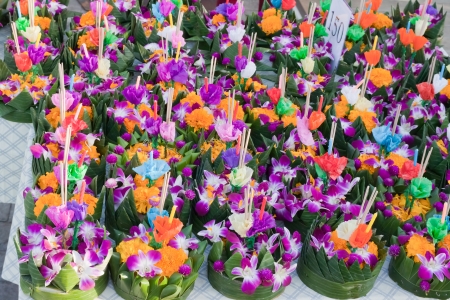 BANGKOK THAILAND - NOVEMBER 17 : Loy Krathong festival, Thai people buy flowers and candle to light and float on water to celebrate the Loy Krathong festival on November 17, 2013 in Bangkok, Thailand. のeditorial素材
