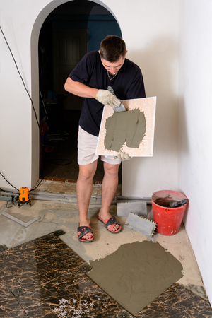 The master tile smears the mucilage solution on the marble tile 2018の写真素材