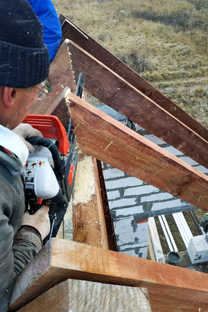 Workers cut the rafters on the roof of the chainsaw house 2019の写真素材